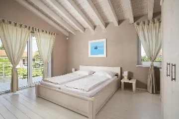 Ližnjan 5-Bedroom Villa for 12 Guests