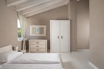 Ližnjan 5-Bedroom Villa for 12 Guests