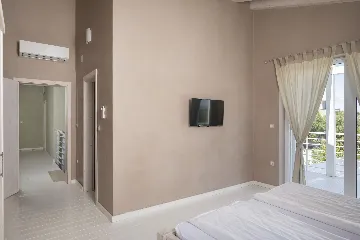 Ližnjan 5-Bedroom Villa for 12 Guests