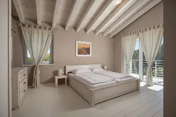 Ližnjan 5-Bedroom Villa for 12 Guests