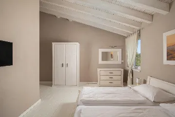 Ližnjan 5-Bedroom Villa for 12 Guests