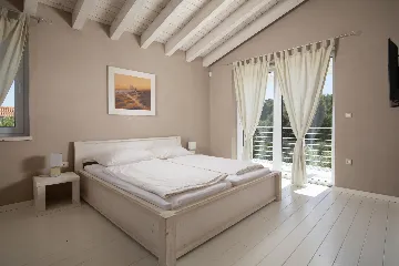 Ližnjan 5-Bedroom Villa for 12 Guests