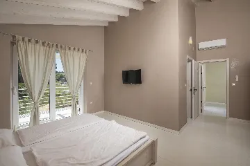 Ližnjan 5-Bedroom Villa for 12 Guests