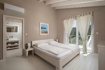 Ližnjan 5-Bedroom Villa for 12 Guests