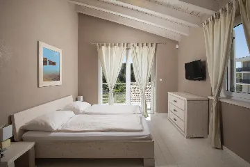 Ližnjan 5-Bedroom Villa for 12 Guests