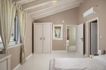 Ližnjan 5-Bedroom Villa for 12 Guests