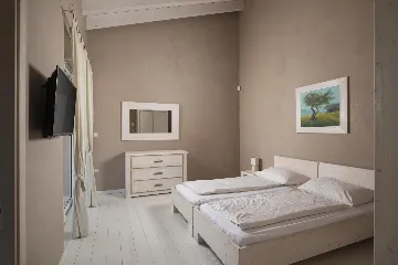 Ližnjan 5-Bedroom Villa for 12 Guests