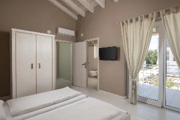 Ližnjan 5-Bedroom Villa for 12 Guests