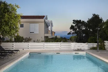 Ližnjan 5-Bedroom Villa for 12 Guests