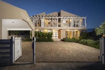 Ližnjan 5-Bedroom Villa for 12 Guests