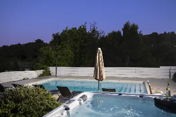 Ližnjan 5-Bedroom Villa for 12 Guests