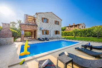 4-Bedroom Villa in Butkovići for Up to 9