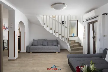 Villa in Vintijan with Private Pool for 6