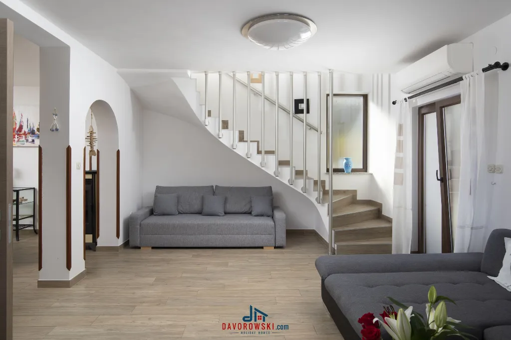 Villa in Vintijan with Private Pool for 6