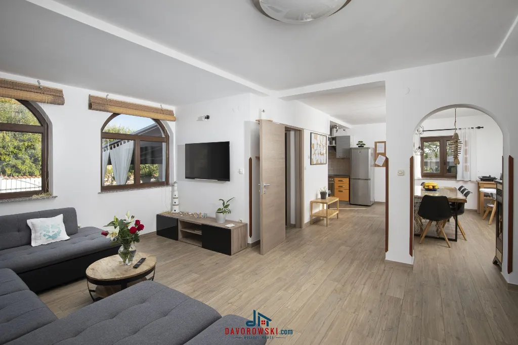 Villa in Vintijan with Private Pool for 6