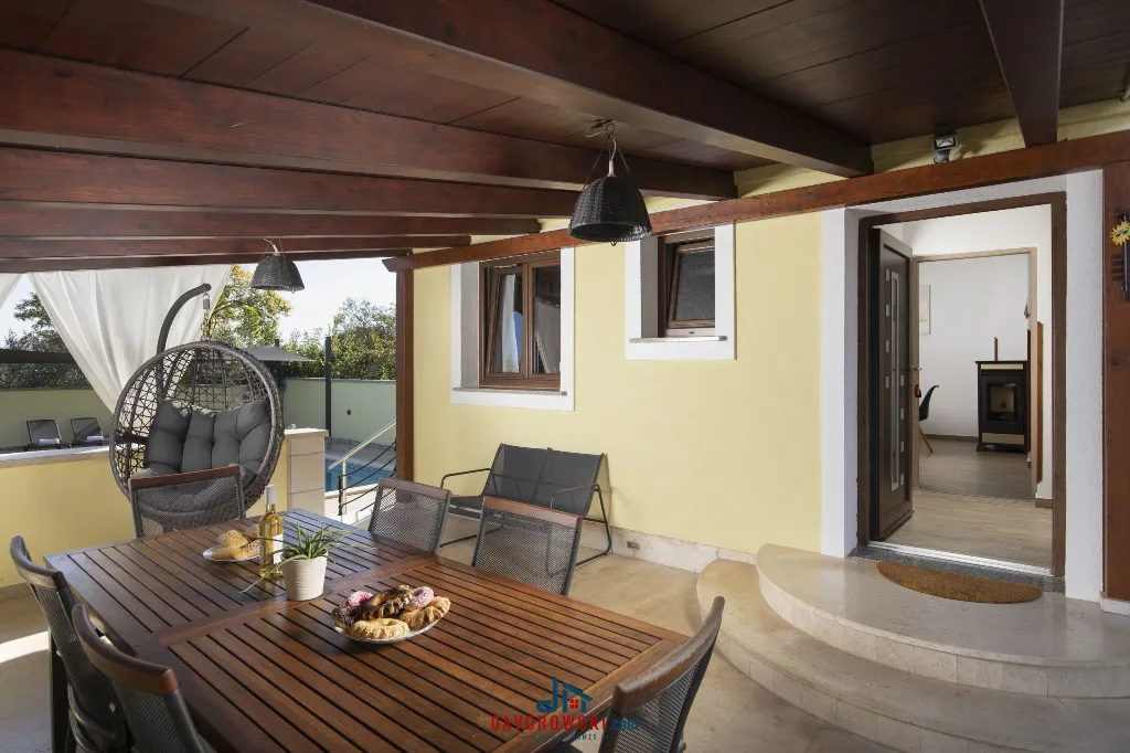Villa in Vintijan with Private Pool for 6