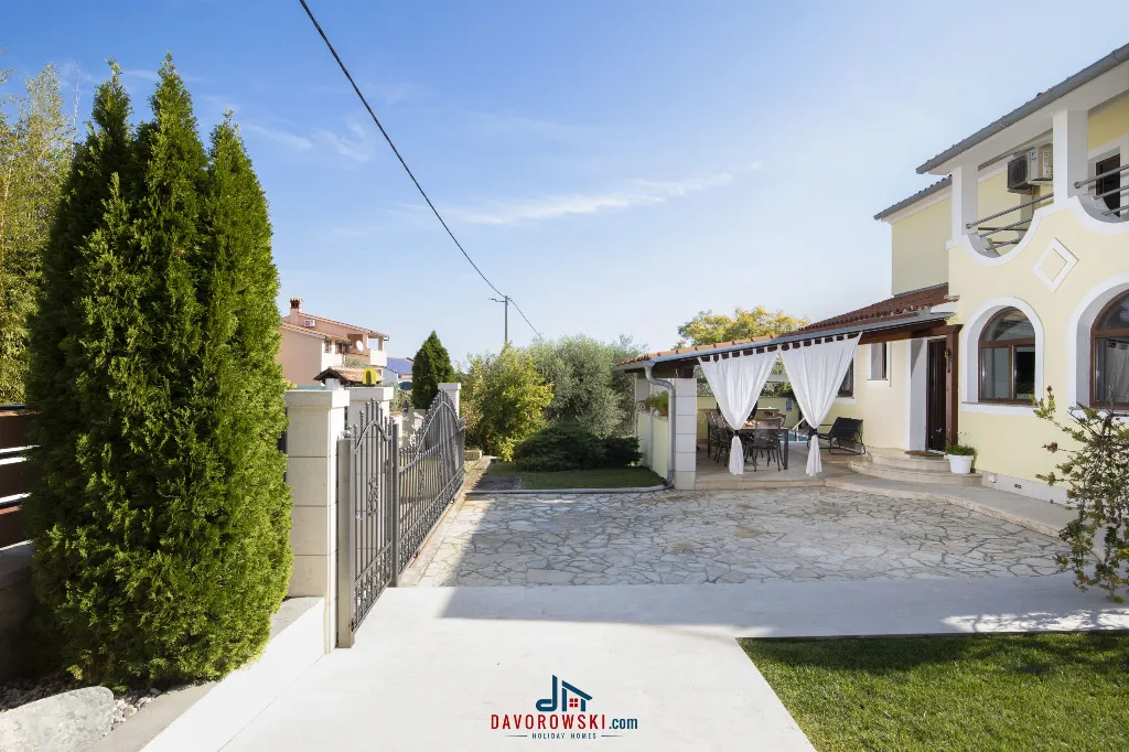 Villa in Vintijan with Private Pool for 6