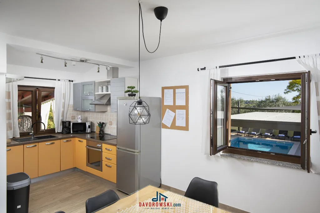 Villa in Vintijan with Private Pool for 6