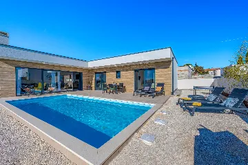 2-Bedroom Villa with Pool in Pula (Sleeps 5)