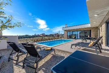 2-Bedroom Villa with Pool in Pula (Sleeps 5)