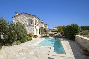 4-Bedroom Villa with Heated Pool in Rovinjsko Selo