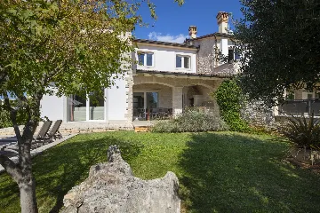 4-Bedroom Villa with Heated Pool in Rovinjsko Selo