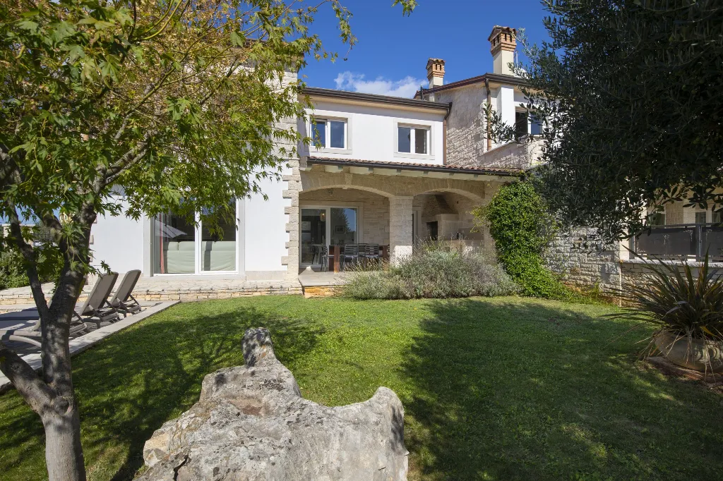 4-Bedroom Villa with Heated Pool in Rovinjsko Selo