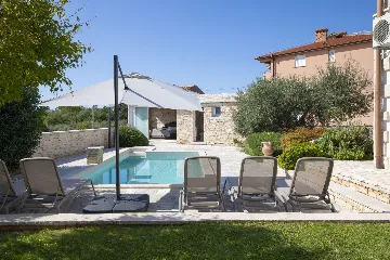 4-Bedroom Villa with Heated Pool in Rovinjsko Selo