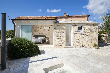 4-Bedroom Villa with Heated Pool in Rovinjsko Selo