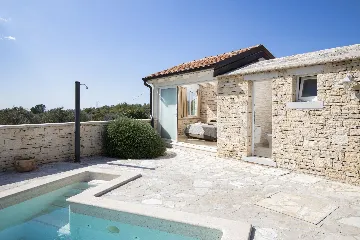 4-Bedroom Villa with Heated Pool in Rovinjsko Selo