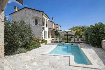 4-Bedroom Villa with Heated Pool in Rovinjsko Selo