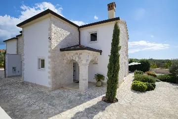 4-Bedroom Villa with Heated Pool in Rovinjsko Selo