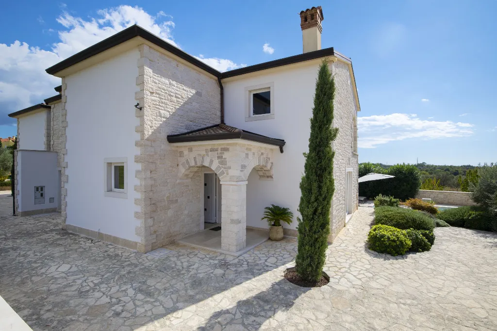 4-Bedroom Villa with Heated Pool in Rovinjsko Selo