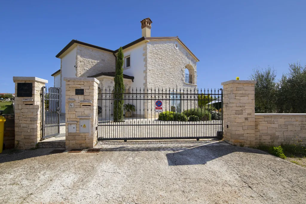 4-Bedroom Villa with Heated Pool in Rovinjsko Selo