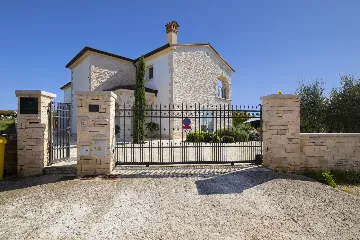 4-Bedroom Villa with Heated Pool in Rovinjsko Selo