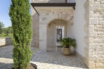 4-Bedroom Villa with Heated Pool in Rovinjsko Selo