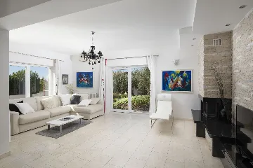 4-Bedroom Villa with Heated Pool in Rovinjsko Selo