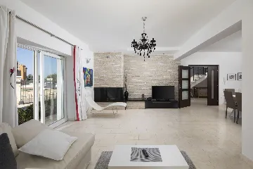 4-Bedroom Villa with Heated Pool in Rovinjsko Selo