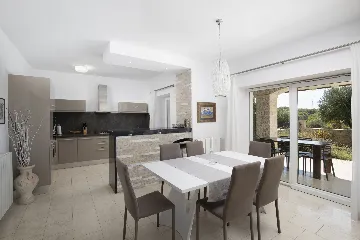 4-Bedroom Villa with Heated Pool in Rovinjsko Selo