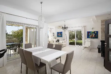 4-Bedroom Villa with Heated Pool in Rovinjsko Selo