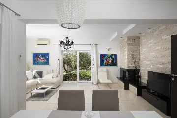 4-Bedroom Villa with Heated Pool in Rovinjsko Selo