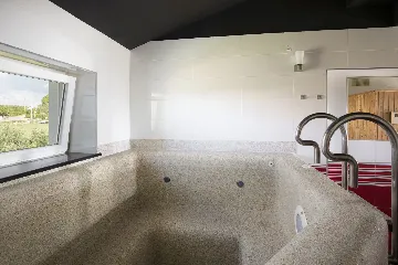 4-Bedroom Villa with Heated Pool in Rovinjsko Selo