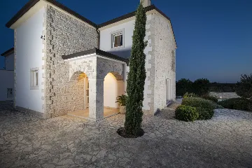 4-Bedroom Villa with Heated Pool in Rovinjsko Selo