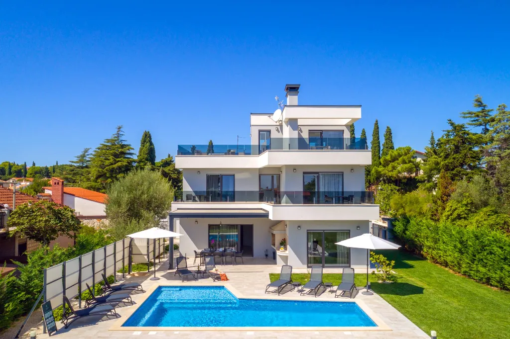 Villa in Premantura with Hydromassage Pool