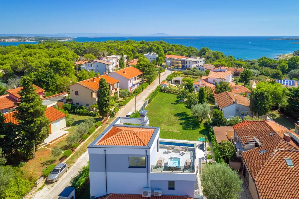 Villa in Premantura with Hydromassage Pool