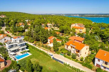 Villa in Premantura with Hydromassage Pool