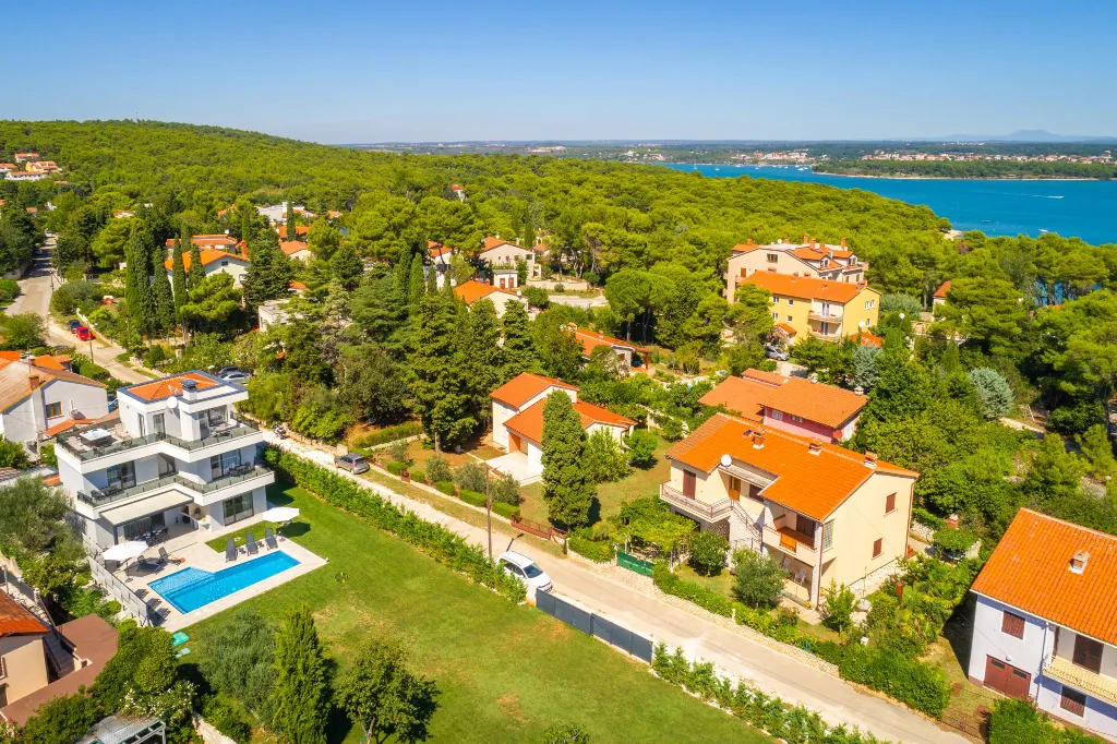 Villa in Premantura with Hydromassage Pool