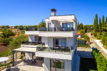 Villa in Premantura with Hydromassage Pool