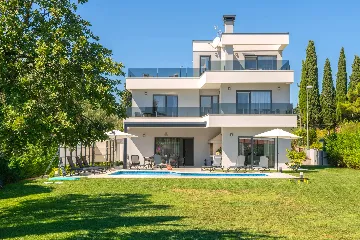 Villa in Premantura with Hydromassage Pool