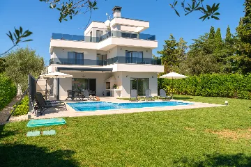 Villa in Premantura with Hydromassage Pool